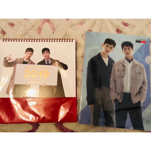 東方神起(トウホウシンキ)の値下げしました！東方神起♡2019卓上カレンダー エンタメ/ホビーのタレントグッズ(アイドルグッズ)の商品写真