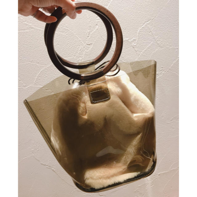 merlot(メルロー)のmiii様専用★ merlot ファー巾着付きウッドハンドルクリアバケツバッグ  レディースのバッグ(ハンドバッグ)の商品写真