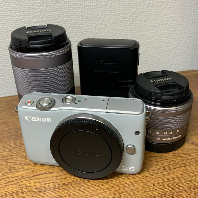 Canon(キヤノン)の[良品★]Canon EOS M10-Wズームキット(グレー)＋スペシャル備品！ スマホ/家電/カメラのカメラ(ミラーレス一眼)の商品写真