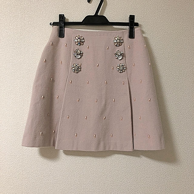 Lily Brown(リリーブラウン)のリリーブラウン ビジューボタンスカート レディースのスカート(ミニスカート)の商品写真