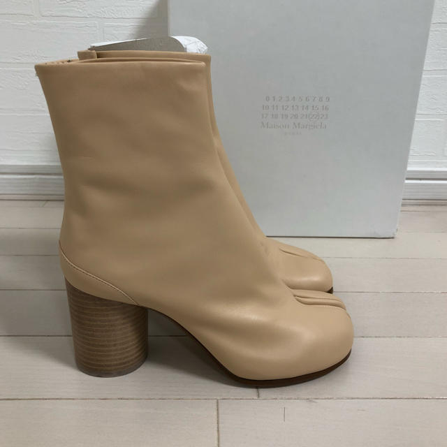 Maison Martin Margiela(マルタンマルジェラ)の【12345様専用】38(25) メゾンマルジェラ tabi ブーツ ベージュ レディースの靴/シューズ(ブーツ)の商品写真