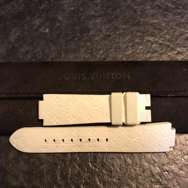 LOUIS VUITTON   LOUIS VUITTON 腕時計 ラバーベルト白の通販 by