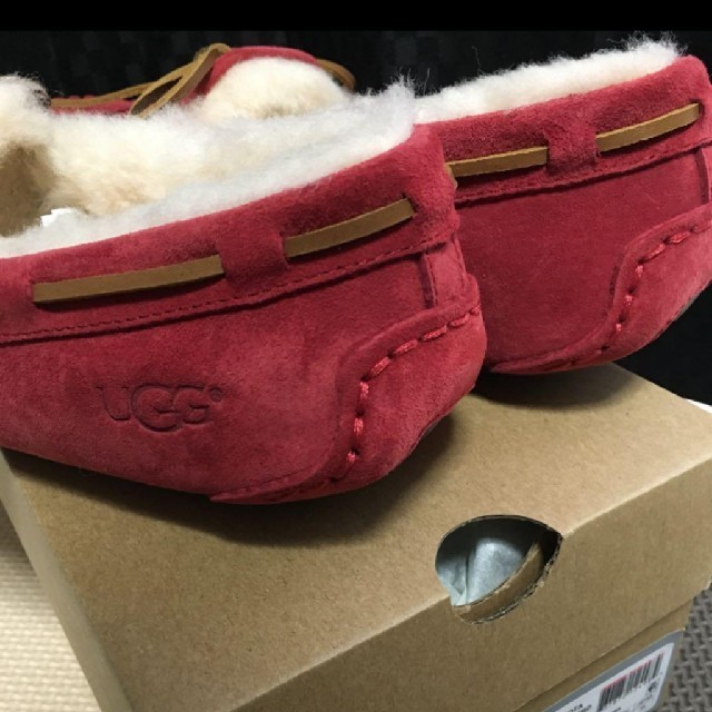 UGG(アグ)のanchi25様【新品】UGGダコタモカシン（ジェスターレッド23.5〜24cm レディースの靴/シューズ(スリッポン/モカシン)の商品写真