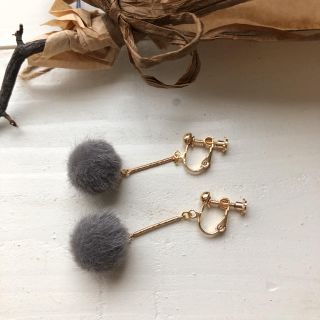 グレー ファー ボール イヤリング ピアス ハンドメイド(イヤリング)