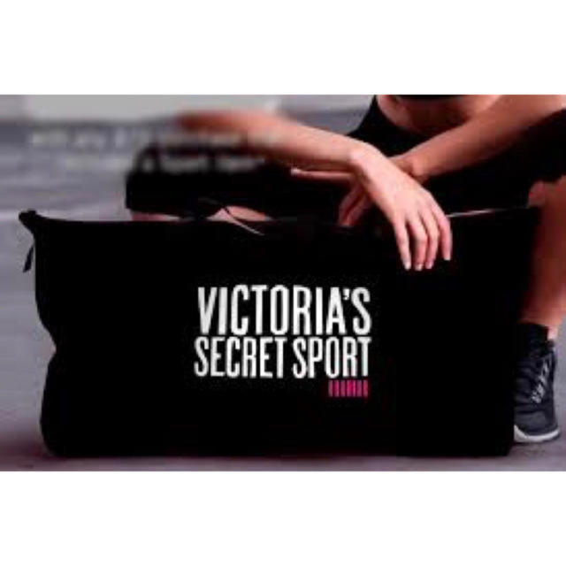 Victoria's Secret(ヴィクトリアズシークレット)のVictoria’s Secret 「新品」スポーツバッグ ヨガバッグ レディースのバッグ(ショルダーバッグ)の商品写真