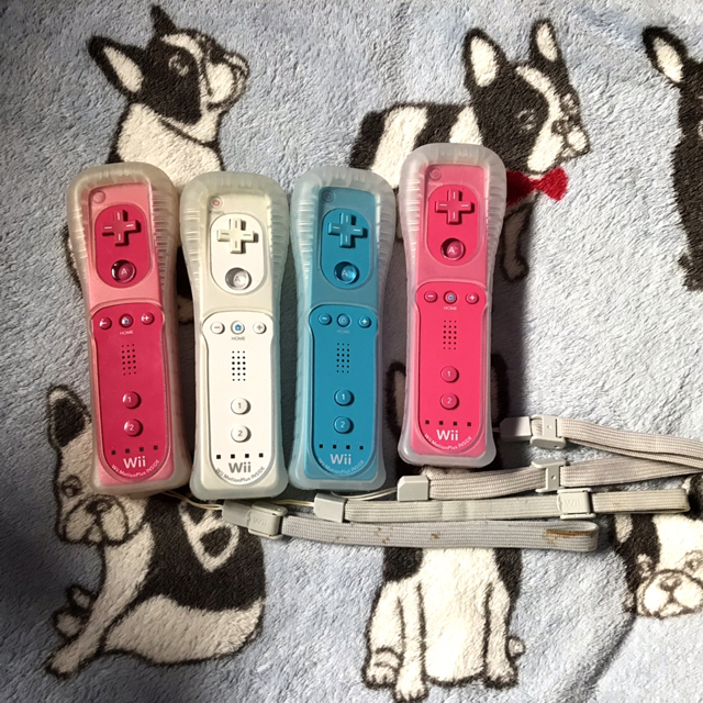 Wii(ウィー)のWii本体＆コントローラー＆ソフトセット エンタメ/ホビーのゲームソフト/ゲーム機本体(家庭用ゲーム機本体)の商品写真