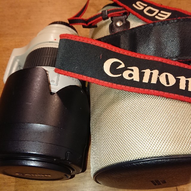 Canon(キヤノン)のCANON EF70-200mm F2.8L IS II USM【2型です】 スマホ/家電/カメラのカメラ(レンズ(ズーム))の商品写真