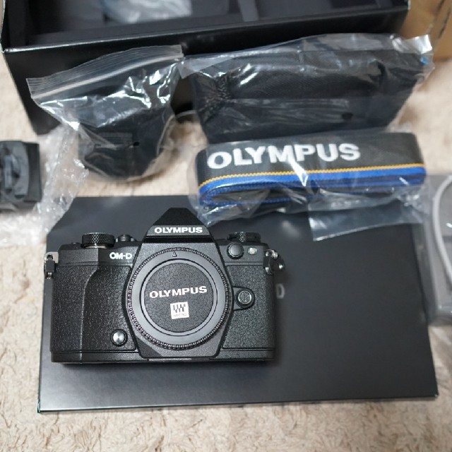 OLYMPUS(オリンパス)のオリンパス e-m5 mark II ブラック  スマホ/家電/カメラのカメラ(ミラーレス一眼)の商品写真