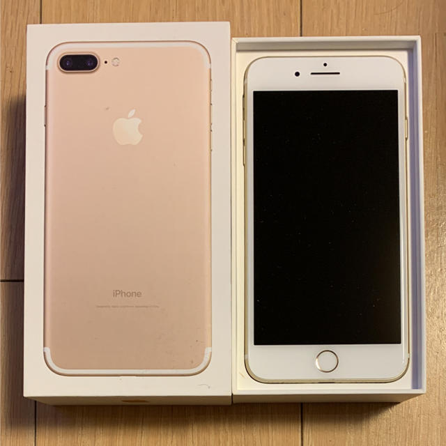 Apple(アップル)のiPhone 7 Plus Gold 128 GB au 本体 スマホ/家電/カメラのスマートフォン/携帯電話(スマートフォン本体)の商品写真