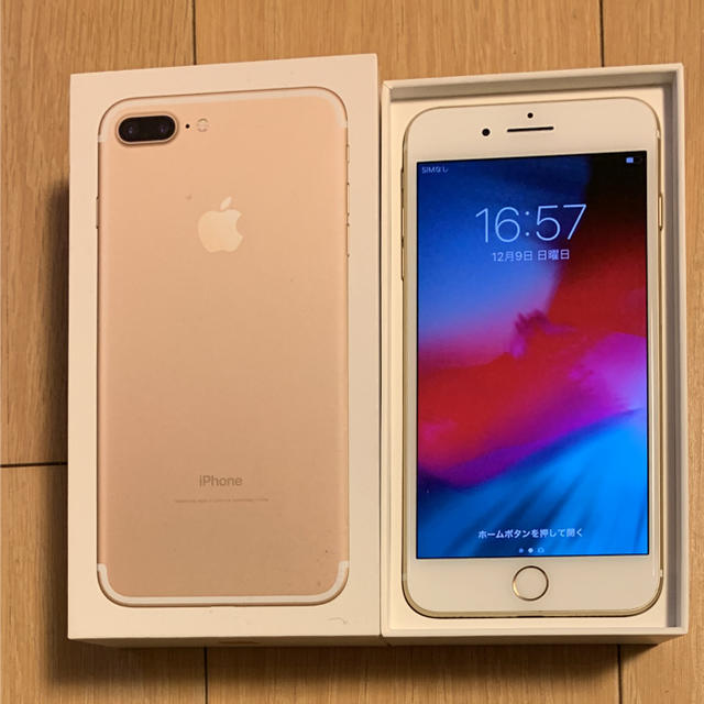 Apple(アップル)のiPhone 7 Plus Gold 128 GB au 本体 スマホ/家電/カメラのスマートフォン/携帯電話(スマートフォン本体)の商品写真