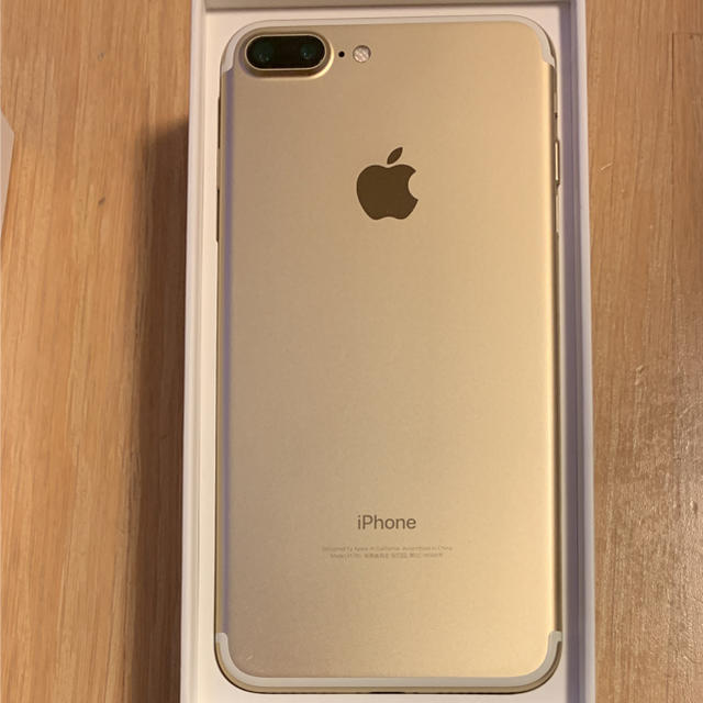 Apple(アップル)のiPhone 7 Plus Gold 128 GB au 本体 スマホ/家電/カメラのスマートフォン/携帯電話(スマートフォン本体)の商品写真