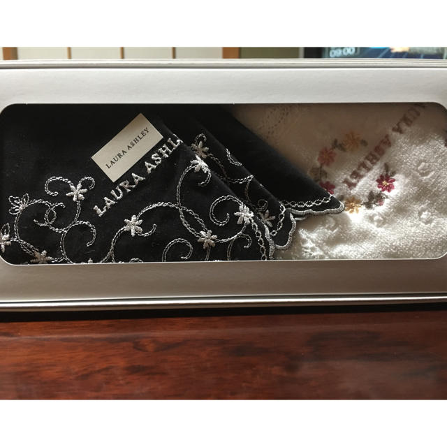 LAURA ASHLEY(ローラアシュレイ)のハンカチ（箱なしで発送） レディースのファッション小物(ハンカチ)の商品写真