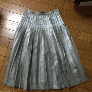 ムルーア(MURUA)の今期新作シャイニープリーツスカート(ひざ丈スカート)