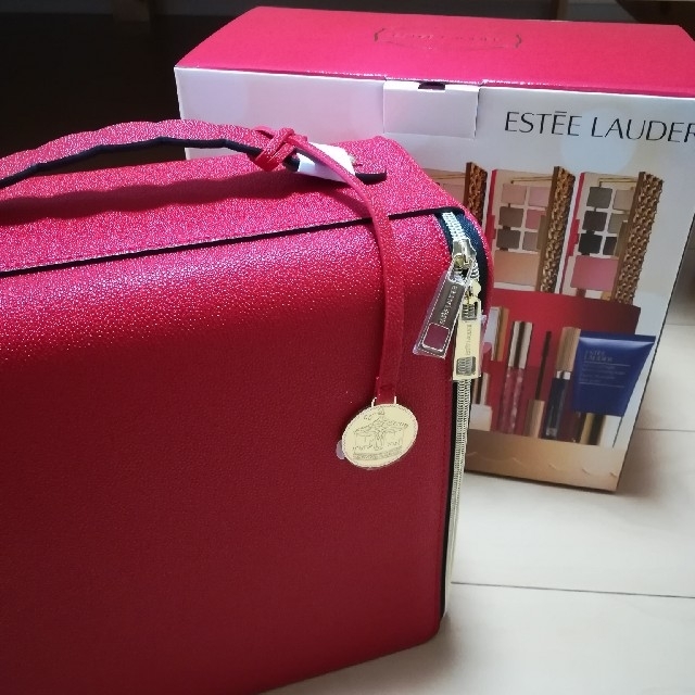 Estee Lauder(エスティローダー)のエスティローダー　クリスマスコフレバッグ コスメ/美容のキット/セット(コフレ/メイクアップセット)の商品写真