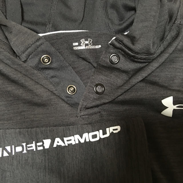 UNDER ARMOUR(アンダーアーマー)の専用です❗️  アンダーアーマー薄手パーカーM スポーツ/アウトドアのランニング(ウェア)の商品写真