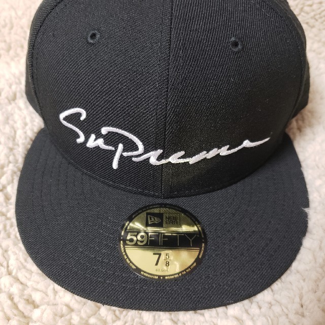 Supreme(シュプリーム)のsupreme Classic Script New Era 7 5／8 黒 メンズの帽子(キャップ)の商品写真