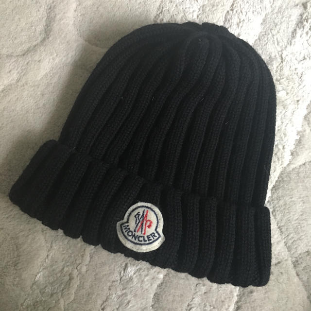 MONCLER(モンクレール)のモンクレール ニット帽 黒 美品 レディースの帽子(ニット帽/ビーニー)の商品写真