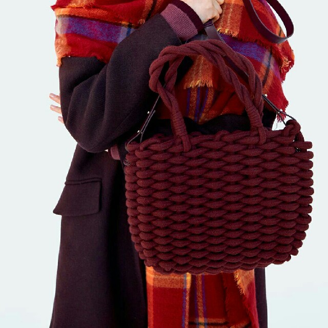 ZARA(ザラ)のZARA 編み込みロープデザイントートバッグ レディースのバッグ(トートバッグ)の商品写真