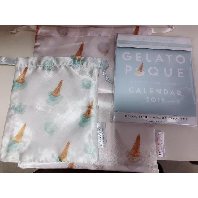 gelato pique(ジェラートピケ)のMORE1月号付録 GELATO PIQUE 巾着2枚×カレンダー エンタメ/ホビーの雑誌(ファッション)の商品写真