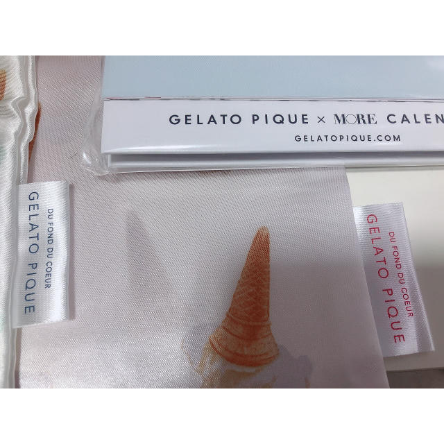 gelato pique(ジェラートピケ)のMORE1月号付録 GELATO PIQUE 巾着2枚×カレンダー エンタメ/ホビーの雑誌(ファッション)の商品写真