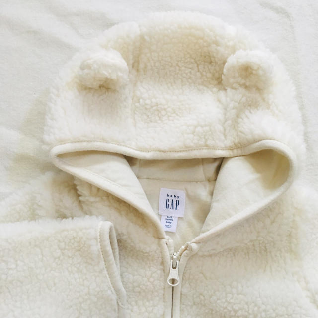 babyGAP(ベビーギャップ)の『新品』babyGap ユニセックス フリースボア ロンパース 70㎝サイズ キッズ/ベビー/マタニティのベビー服(~85cm)(ジャケット/コート)の商品写真