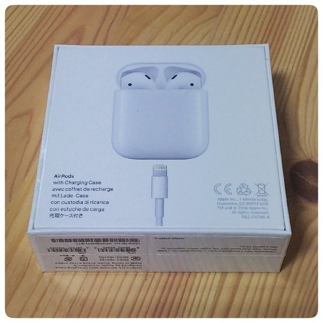 Apple(アップル)のMMEF2J/A AirPods with Charging Case スマホ/家電/カメラのオーディオ機器(ヘッドフォン/イヤフォン)の商品写真