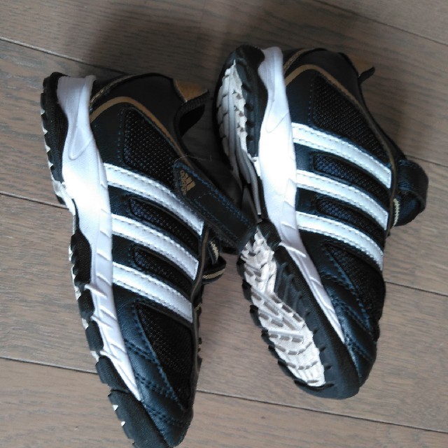 adidas(アディダス)のアディダス キッズ/ベビー/マタニティのキッズ靴/シューズ(15cm~)(スニーカー)の商品写真