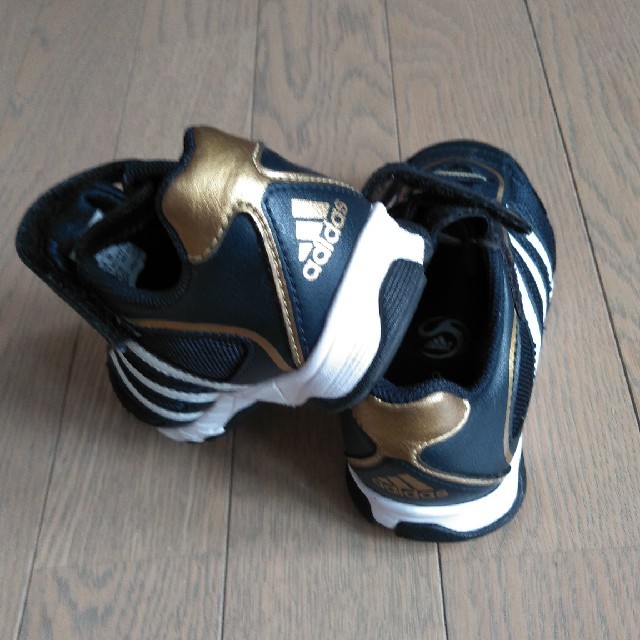 adidas(アディダス)のアディダス キッズ/ベビー/マタニティのキッズ靴/シューズ(15cm~)(スニーカー)の商品写真
