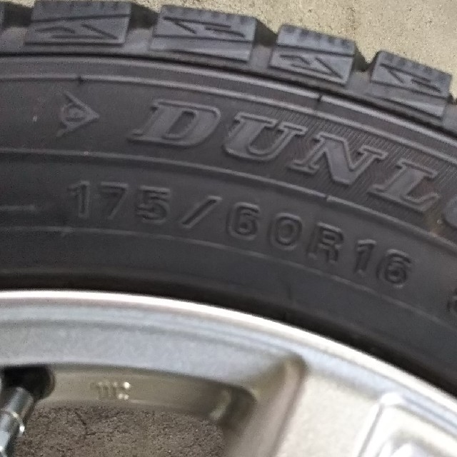 DUNLOP(ダンロップ)の全国送料込み ホイール付きスタットレスタイヤ 自動車/バイクの自動車(タイヤ・ホイールセット)の商品写真