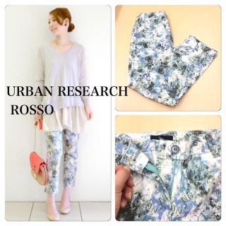 アーバンリサーチ(URBAN RESEARCH)のROSSOフラワープリントパンツ(クロップドパンツ)