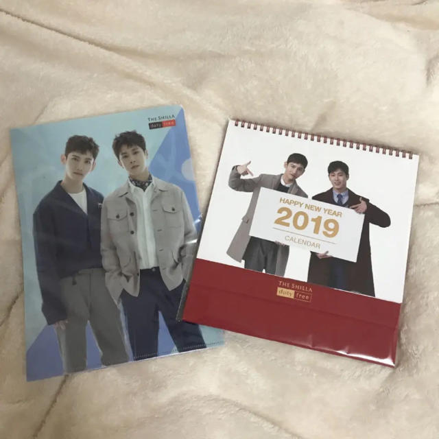 東方神起(トウホウシンキ)の東方神起 新羅免税店 ノベルティグッズ 2019年カレンダー クリアファイル エンタメ/ホビーのタレントグッズ(アイドルグッズ)の商品写真