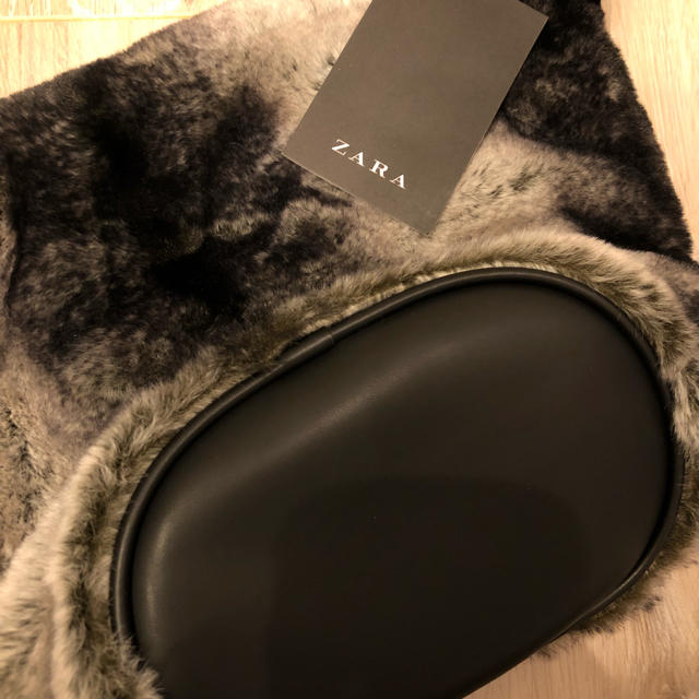 ZARA(ザラ)の新品❤️レア❤️定価以下❤️ZARA ファー ショルダーバッグ グレー レディースのバッグ(ショルダーバッグ)の商品写真