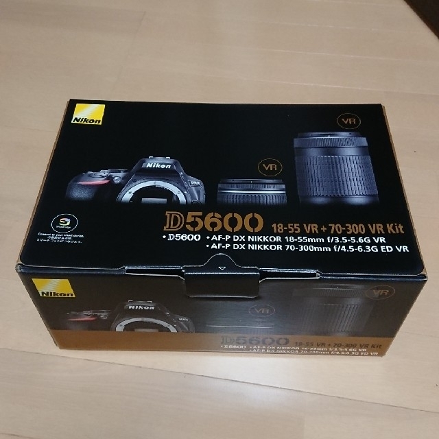 Nikon(ニコン)の《新品・未使用》Nikon D5600 ダブルズームキット スマホ/家電/カメラのカメラ(デジタル一眼)の商品写真