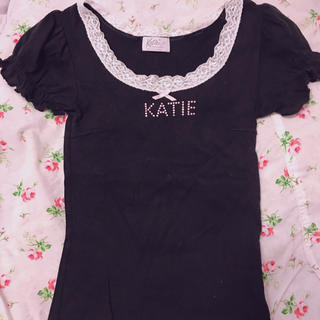 ケイティー(Katie)のHAPPY GO PINK tee ブラック(Tシャツ(半袖/袖なし))