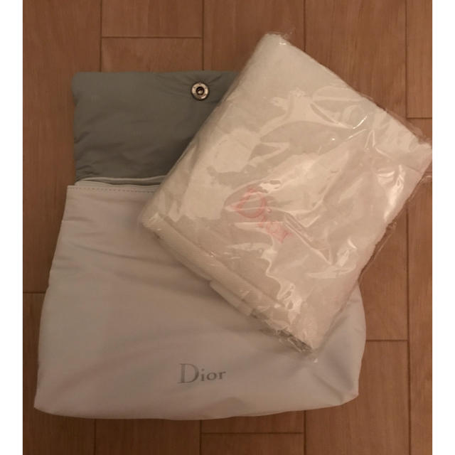 Dior(ディオール)の【新品】DIOR タオル ポーチ 非売品 インテリア/住まい/日用品の日用品/生活雑貨/旅行(タオル/バス用品)の商品写真