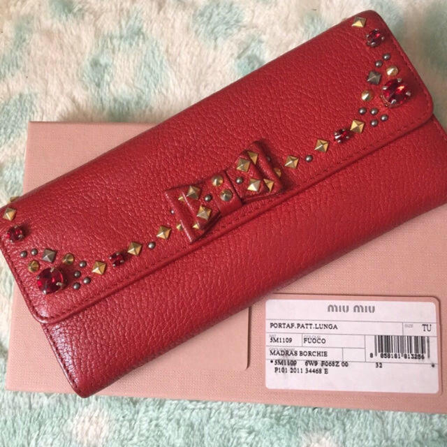 miumiu スタッズ長財布  赤色