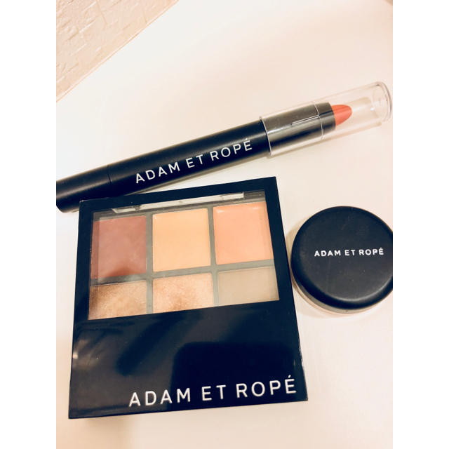 Adam et Rope'(アダムエロぺ)の【ADAM E ROPE】In Red 5月号 コスメ3点セット コスメ/美容のキット/セット(コフレ/メイクアップセット)の商品写真