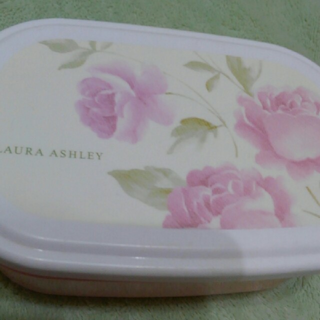 LAURA ASHLEY(ローラアシュレイ)のﾛｰﾗｱｼｭﾚｲ　弁当箱三点　 インテリア/住まい/日用品のキッチン/食器(弁当用品)の商品写真