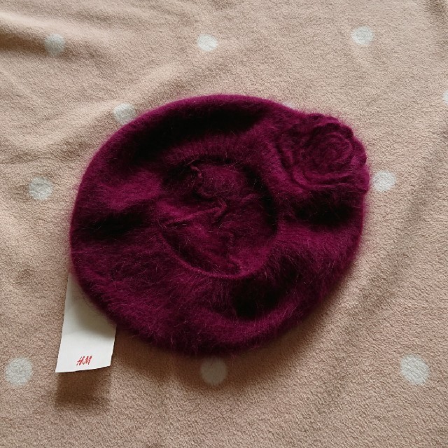 H&M(エイチアンドエム)の紫色 花つき ベレー帽 H&M レディースの帽子(ハンチング/ベレー帽)の商品写真