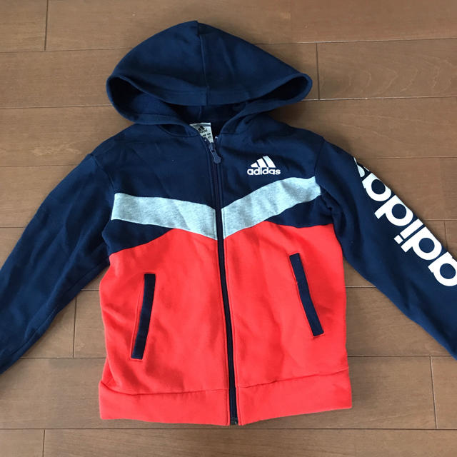 adidas(アディダス)のプリン0709様adidasパーカー130 オマケjunkstoreパーカー キッズ/ベビー/マタニティのキッズ服男の子用(90cm~)(ジャケット/上着)の商品写真