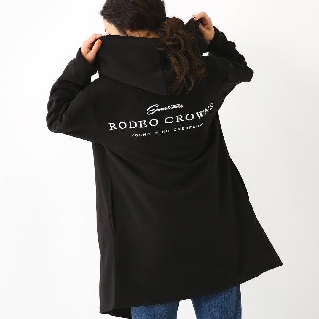 RODEO CROWNS WIDE BOWL(ロデオクラウンズワイドボウル)のバックサイドボアフーディガウン ブラック レディースのジャケット/アウター(ガウンコート)の商品写真