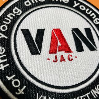 ヴァンヂャケット(VAN Jacket)のVAN JACKET 畳刺繍11cm丸VAN人気のワッペンです。(車体)