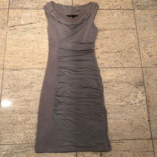 ビーシービージーマックスアズリア(BCBGMAXAZRIA)のBCBGMAXAZRIA  ドレス★サイズ0★ライトグレー★シャーリング★ワンピ(ミディアムドレス)