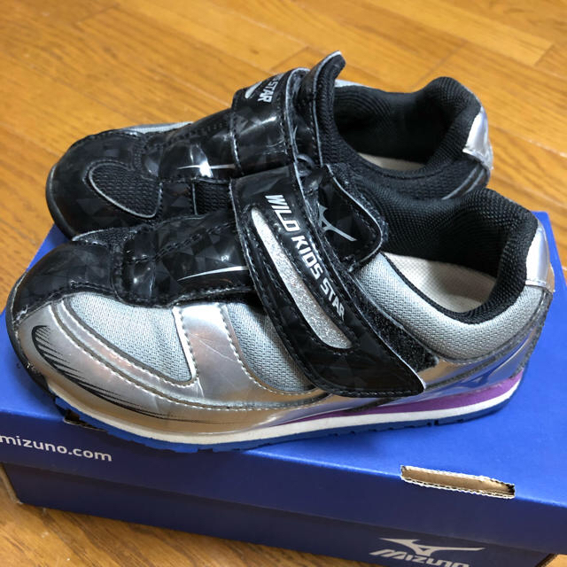 MIZUNO(ミズノ)のミズノ ワイルドキッズスター3  シルバー×ブルー×ブラック 18.0 キッズ/ベビー/マタニティのキッズ靴/シューズ(15cm~)(スニーカー)の商品写真