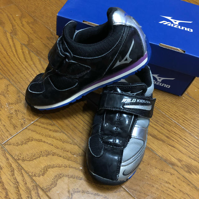 MIZUNO(ミズノ)のミズノ ワイルドキッズスター3  シルバー×ブルー×ブラック 18.0 キッズ/ベビー/マタニティのキッズ靴/シューズ(15cm~)(スニーカー)の商品写真