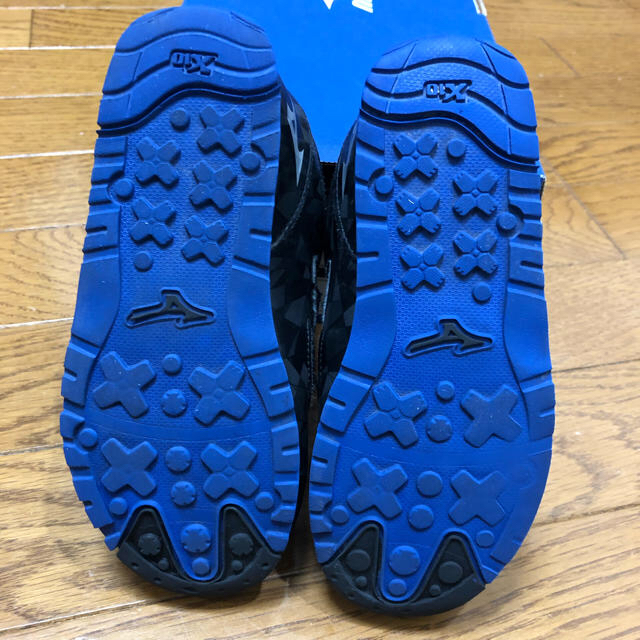 MIZUNO(ミズノ)のミズノ ワイルドキッズスター3  シルバー×ブルー×ブラック 18.0 キッズ/ベビー/マタニティのキッズ靴/シューズ(15cm~)(スニーカー)の商品写真