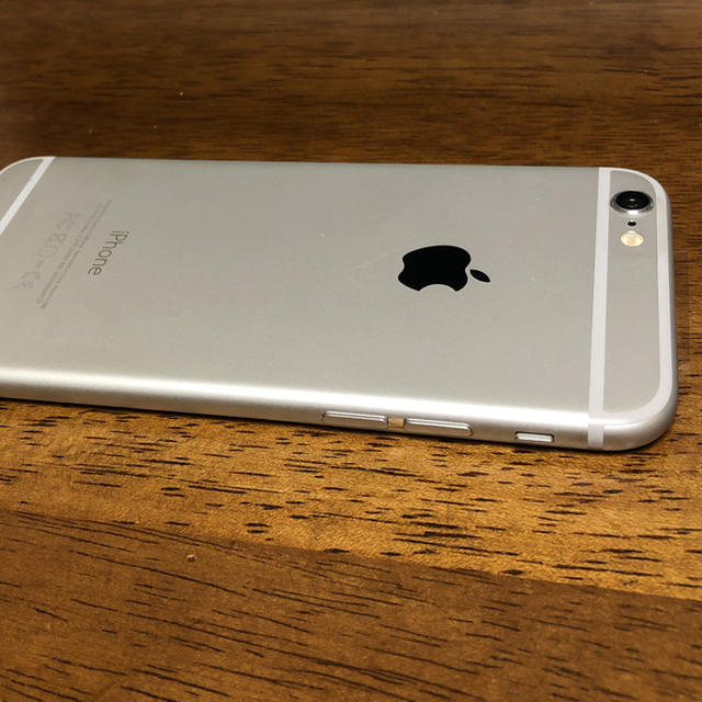 iPhone(アイフォーン)の値下げ　美品　iPhone6 シルバー  docomo バッテリー交換済み スマホ/家電/カメラのスマートフォン/携帯電話(スマートフォン本体)の商品写真