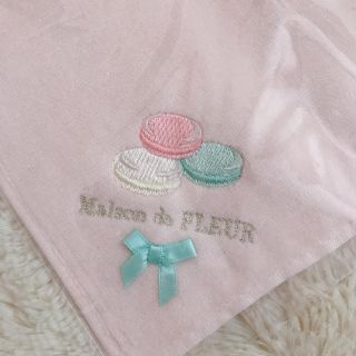 メゾンドフルール(Maison de FLEUR)のメゾンドフルール＊新品 マカロン刺繍ハンカチ(ハンカチ)