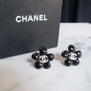 シャネル(CHANEL)のシャネル　ピアス　フラワー　ブラック(ピアス)