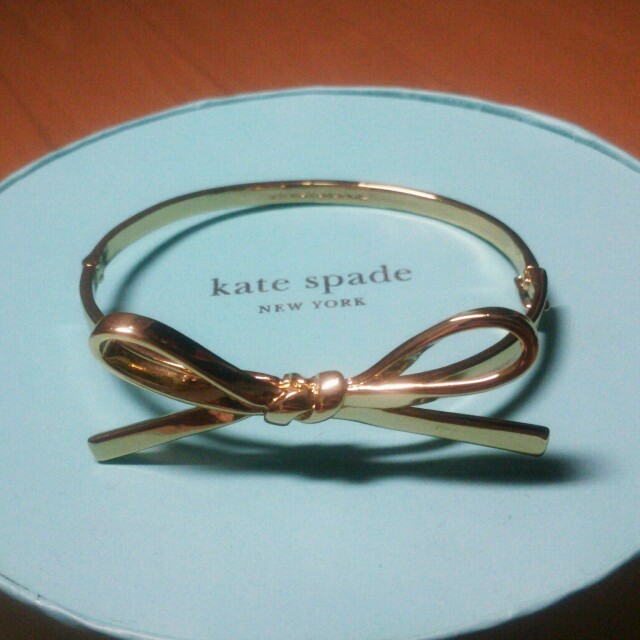 kate spade new york(ケイトスペードニューヨーク)の美品♪katespade リボンバングル レディースのアクセサリー(ブレスレット/バングル)の商品写真